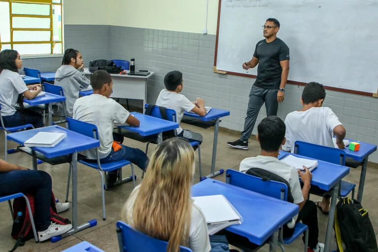 MEC abre 8 mil vagas gratuitas em cursos de pós-graduação para professores da educação básica