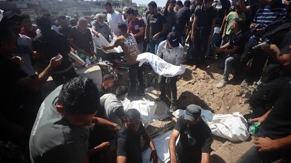 Oriente Médio: Gaza realiza funeral coletivo para 100 corpos resgatados sob escombros