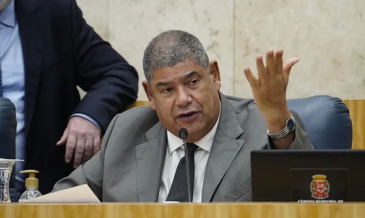 Ex-presidente da Câmara de SP Milton Leite se entrega à polícia após operação contra elo político do PCC
