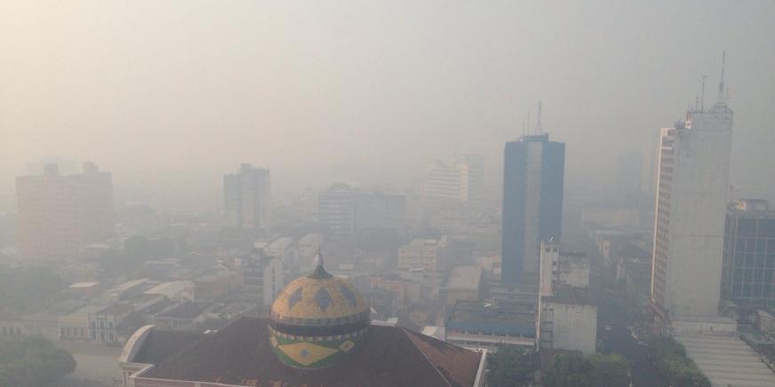 Manaus amanhece encoberta por fumaça e registra qualidade do ar moderada nesta terça-feira (8)