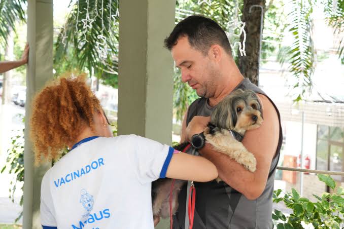 Manaus inicia vacinação contra a raiva em domicílio
