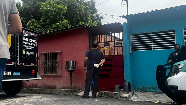 Casal é encontrado morto dentro de casa na Zona Norte de Manaus com marcas de violência no pescoço