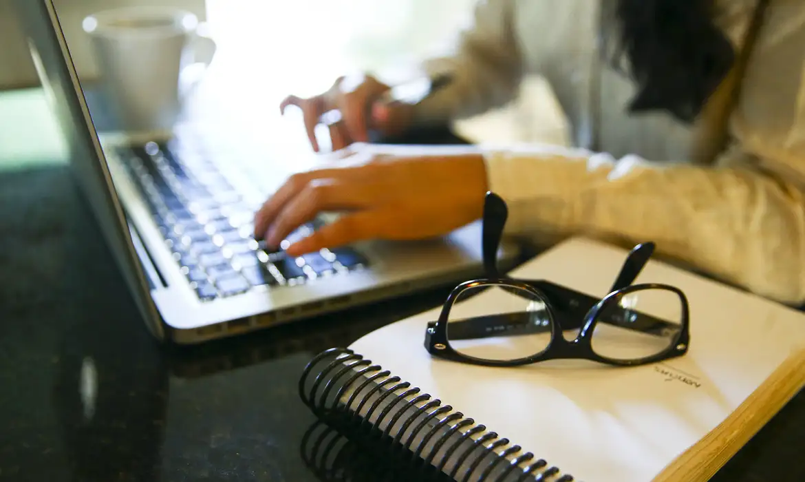 Programa abre inscrições para cursos gratuitos de Inteligência Artificial voltados a professores