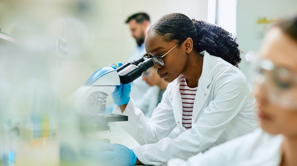 Projeto InspirAÇÃO abre 1.500 bolsas para alunas negras desenvolverem pesquisas em ciência e tecnologia