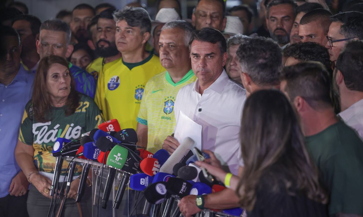 Moraes determina retenção de passaporte e proíbe Flávio Bolsonaro de deixar o país