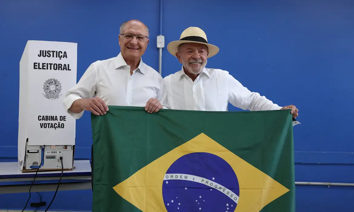 Mendonça dá 24 horas para redes removerem posts com alegação falsa sobre Lula e bandeira do Brasil