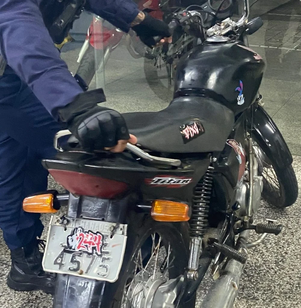 Guarda Municipal de Manaus apreende moto e celuçar roubados
