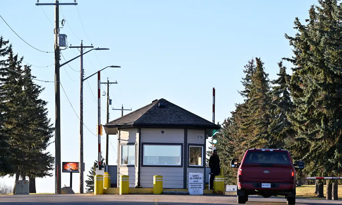 Incêndio em base militar de Alberta deixa mortos e feridos no Canadá