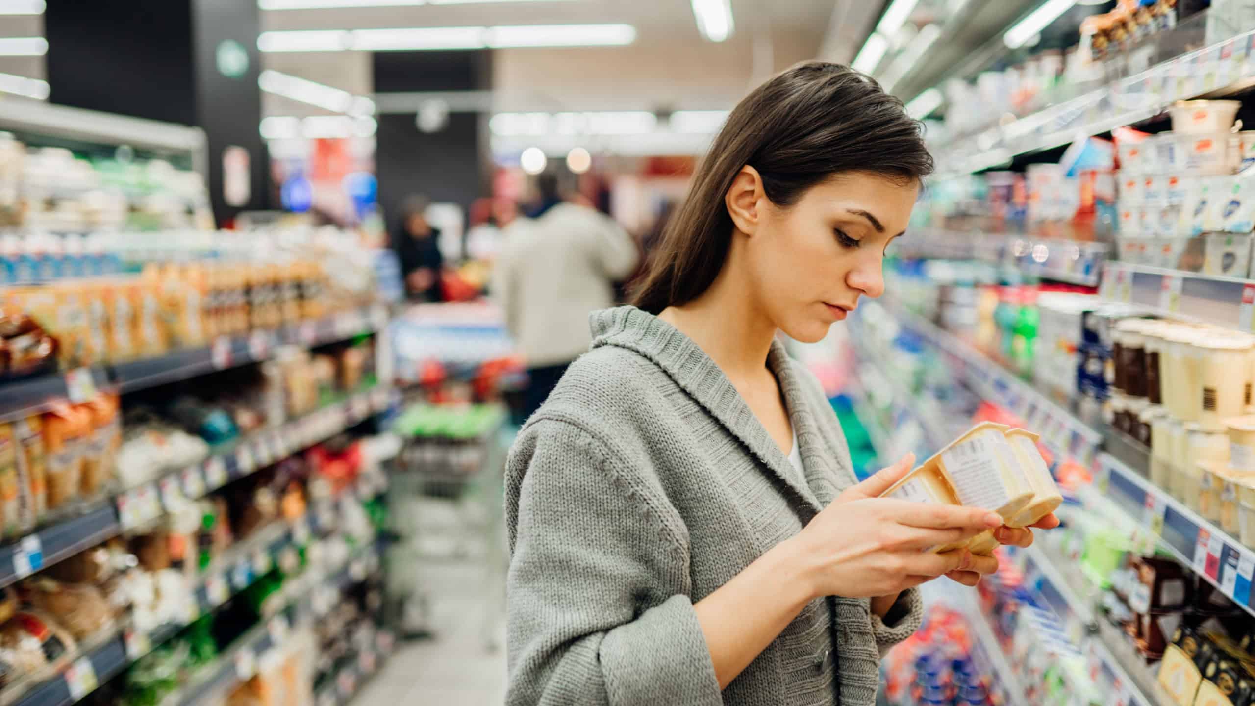 Não é a validade, nem o preço: o segredo para escolher alimentos enlatados seguros no supermercado