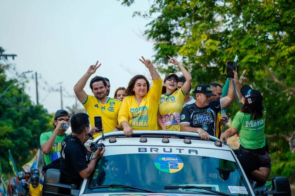 Carreata de Flávio Bolsonaro e Maria do Carmo percorre Manaus